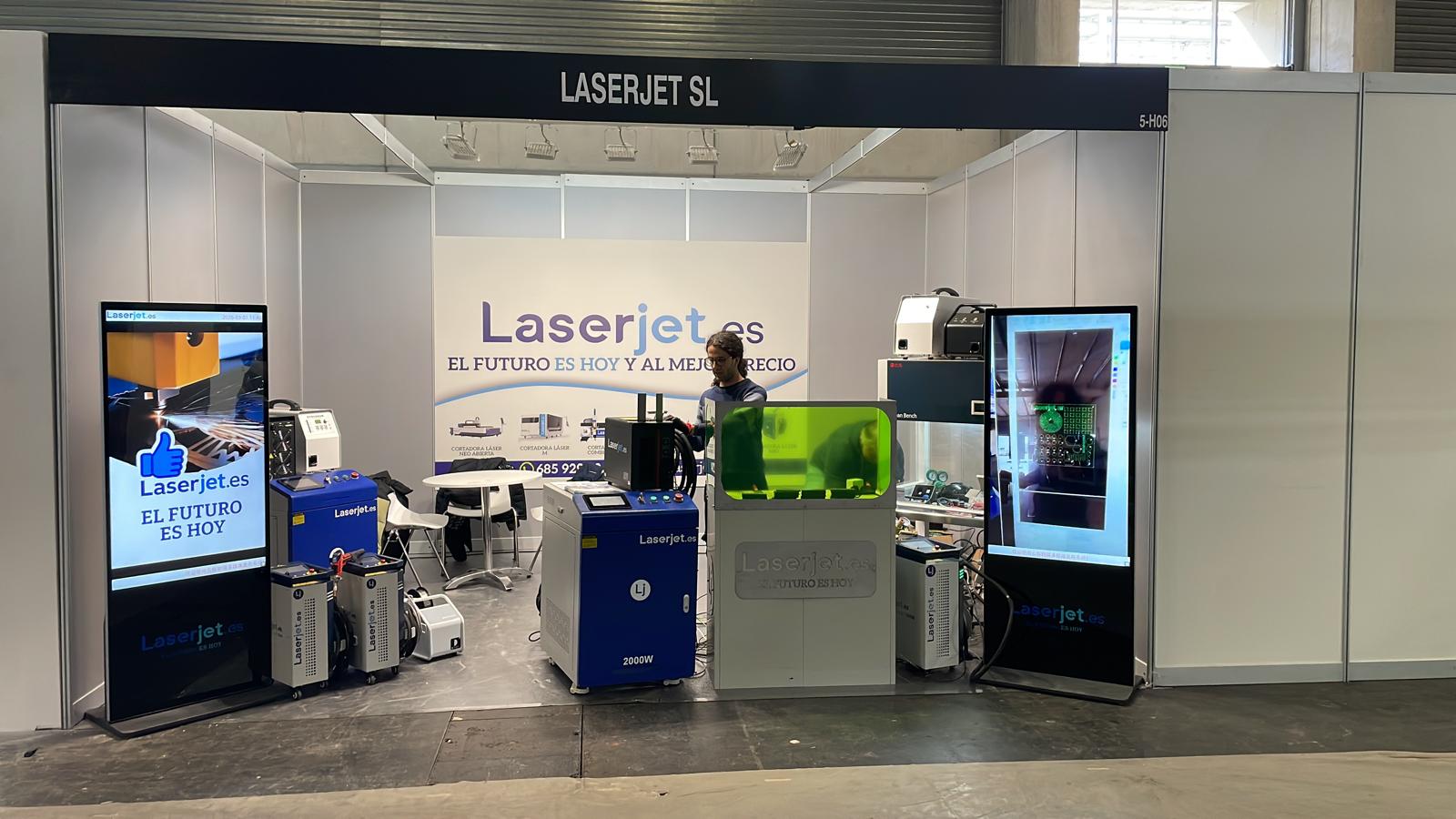 Stand de Laserjet SL en la feria de Bilbao con tótems digitales